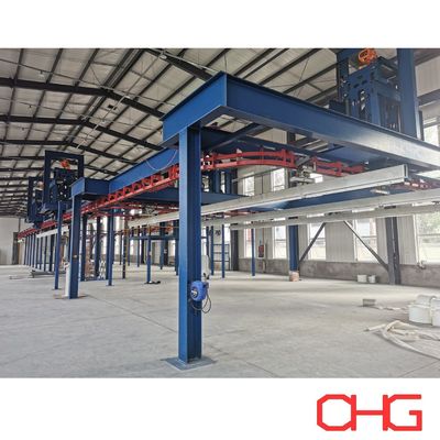 Automatische poedercoatinglijn die handmatig laden en een overhoofdconveyor systeem combineert voor de verwerking van aluminiumprofielen
